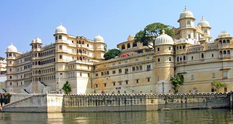 Stadtpalast in Udaipur am Wasser.