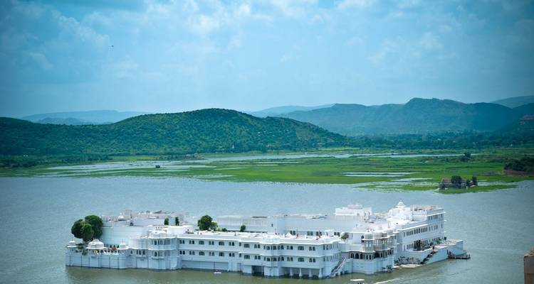 Seepalast in Udaipur, umgeben von Wasser.