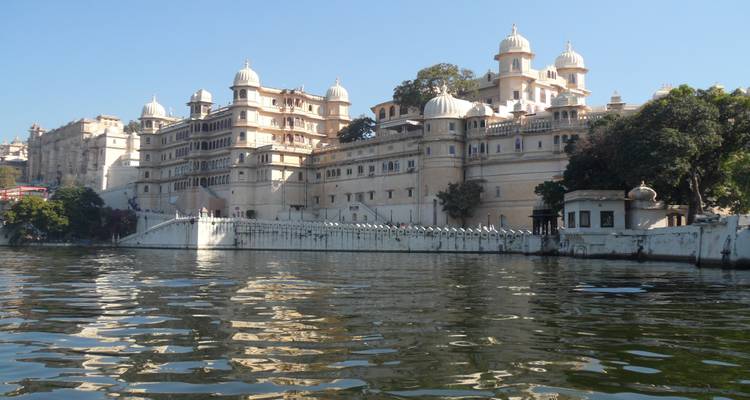 Stadtpalast in Udaipur am Wasser.