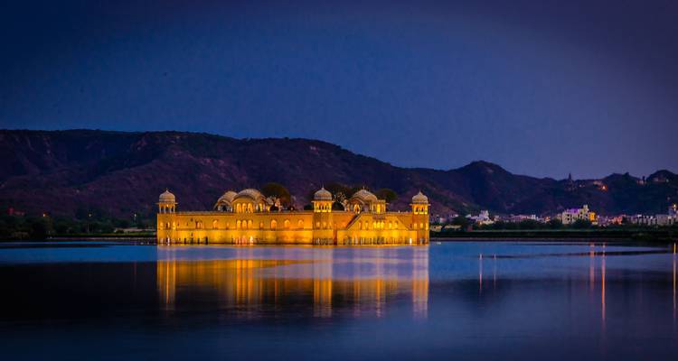 Jal Mahal in Jaipur, wunderschön beleuchtet in der Nacht.