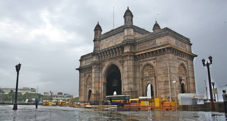 Gateway of India mit bewölktem Himmel und einigen Bauarbeiten in der Nähe.