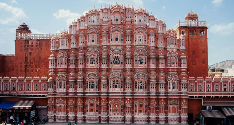 Hawa Mahal, a stunning pink sandstone palace facade with many windows.