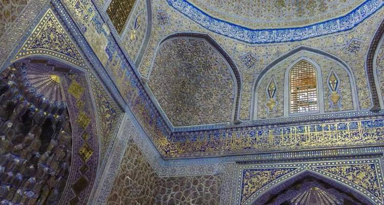 Des mosaïques opulentes en bleu et or ornent l'intérieur voûté d'un mausolée ouzbek historique.