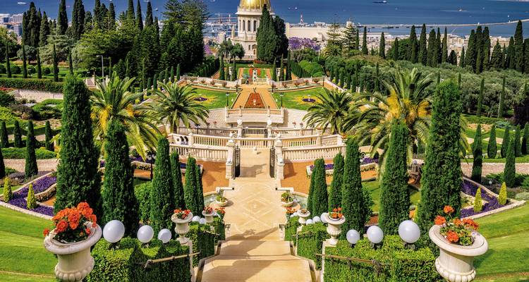 Wunderschöne Bahá'í-Gärten mit Blick auf die Stadt und das Meer.