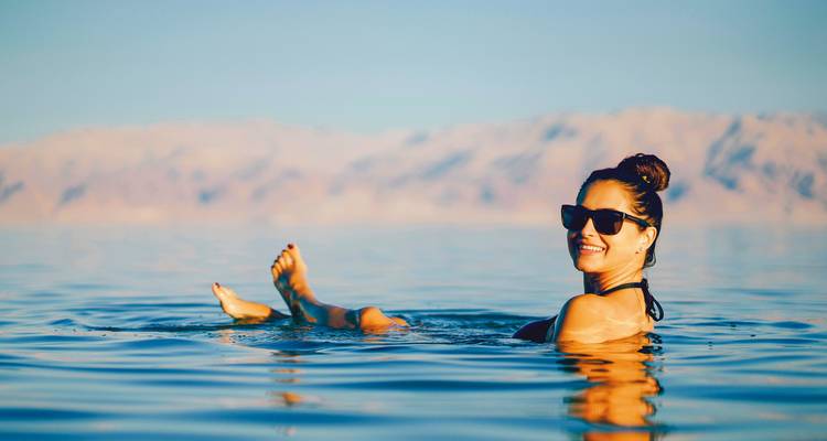 Frau, die im Toten Meer schwimmt und entspannt.