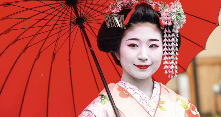 Geisha mit rotem Sonnenschirm.