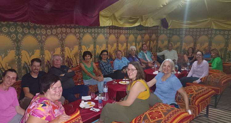 Groupe de personnes dans un espace intérieur coloré ressemblant à une tente.