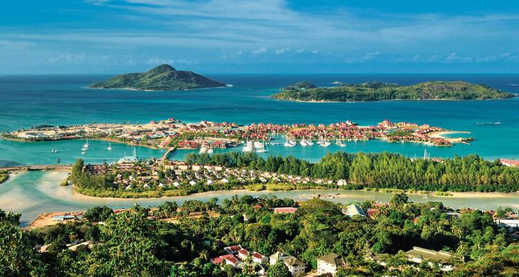Luftaufnahme der Insel Mahé mit Buchten und Resorts.