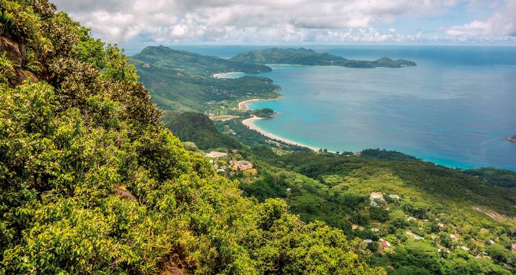 Panoramablick über die Insel Mahé mit Küstenlinie.