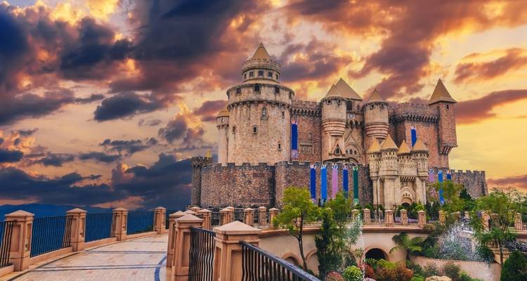 Château avec ciel dramatique de coucher de soleil.