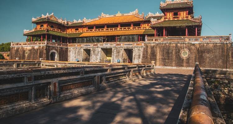 Ciudad Imperial de Hue con arquitectura tradicional y puente de piedra.