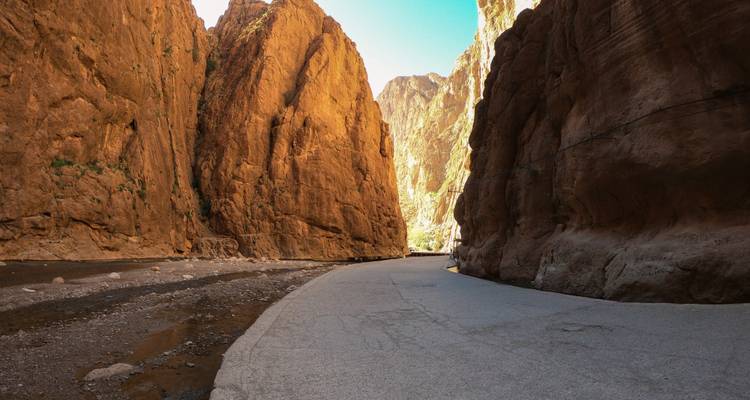Gorge étroite aux falaises rocheuses escarpées
