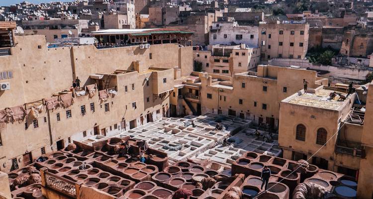 Vista general de una tenería en una ciudad antigua.