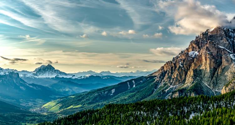 Dramatische Berglandschaft unter einem bewegten Himmel.