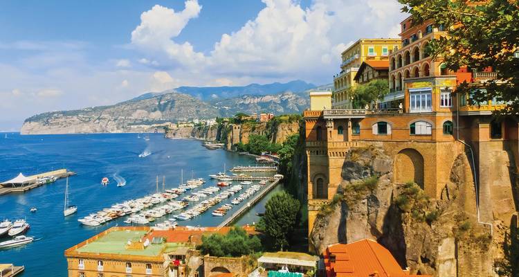 Klippenstadt mit bunten Gebäuden mit Blick auf das Meer.