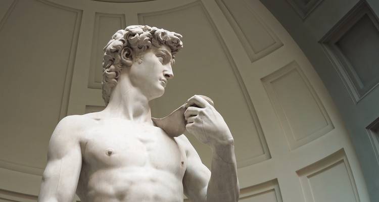 Große Marmorstatue in einem Museum.