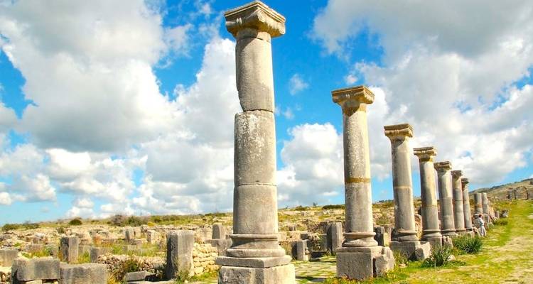 Antike römische Säulen unter einem klaren blauen Himmel.