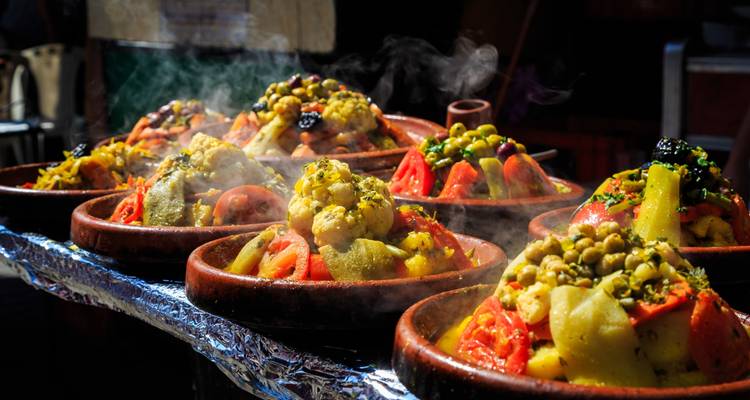Dampende tajine gerechten met kleurrijke groenten.