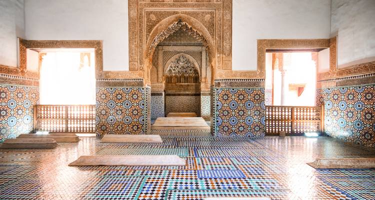 Intérieur richement décoré avec des carreaux de mosaïque et des arcs.
