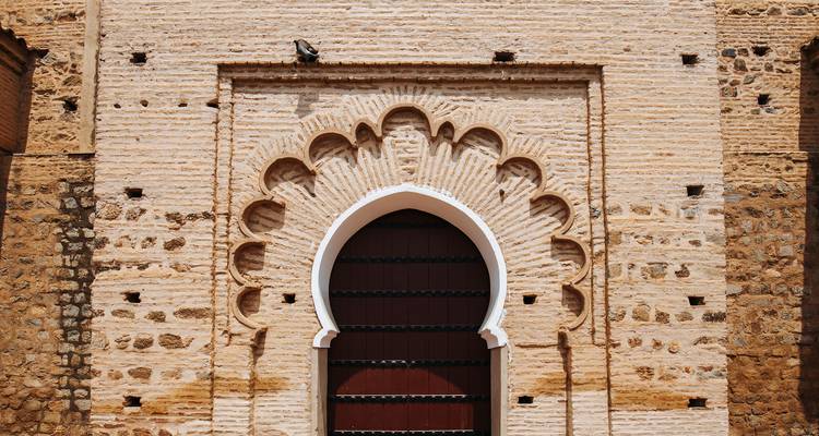 Une porte voûtée ornée avec une architecture désertique complexe.