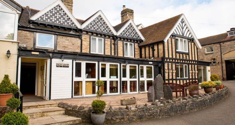 Ein Außenblick auf ein traditionelles britisches Gasthaus mit Fachwerkbauweise.
