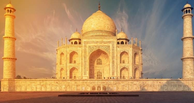 Taj Mahal bij zonsondergang met levendige kleuren aan de hemel.