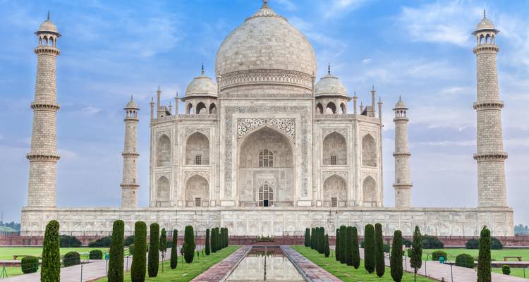 Klassiek uitzicht op de Taj Mahal met reflectiebassins.
