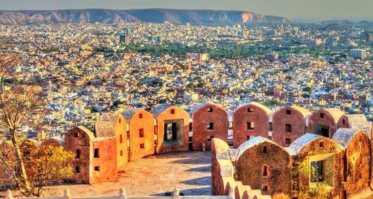 Panoramisch uitzicht op een stad vanaf een historische vestingmuur.