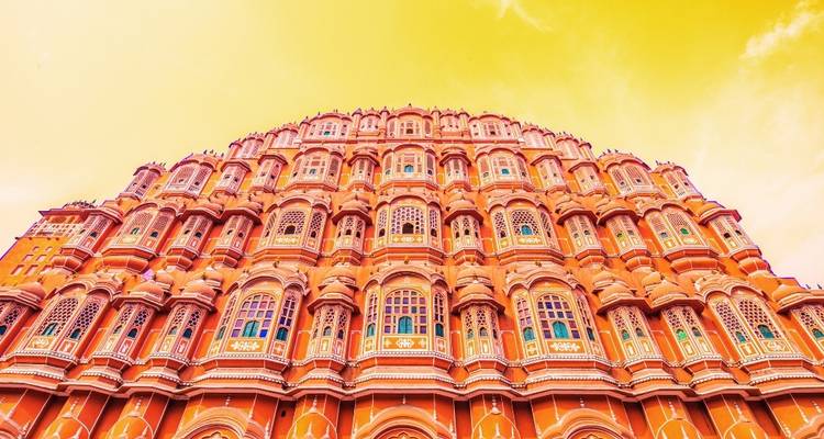 Uitgebreide gevel van een roze en oranje historisch paleis