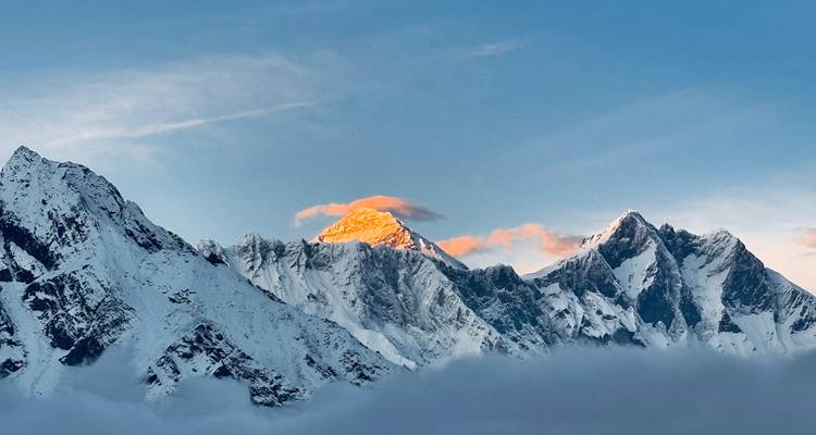 Cordillera con cumbres nevadas al amanecer.