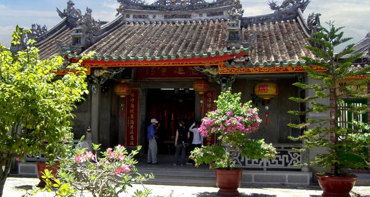 Traditionelles Gebäude mit Menschen und Blumen, möglicherweise in Hue, Vietnam