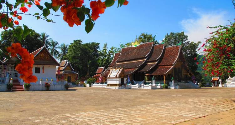 Traditioneller Tempel mit leuchtenden Blumen in Luang Prabang, Laos