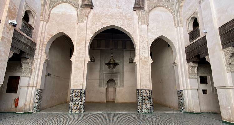Cour avec portes voûtées et carrelage décoratif.