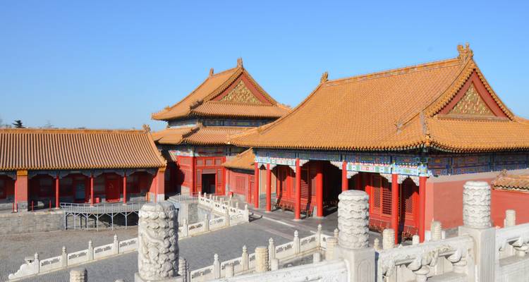 Innenhof eines traditionellen chinesischen Palastes bei klarem Himmel.