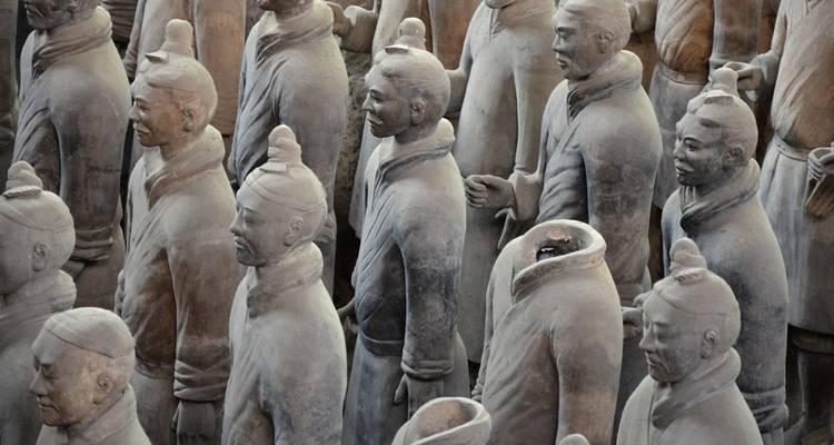 Terrakotta-Krieger in Nahaufnahme, die Details der Skulpturen zeigen.