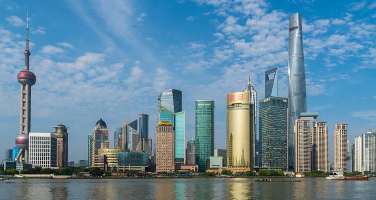 Moderne Skyline von Shanghai mit futuristischen Wolkenkratzern.