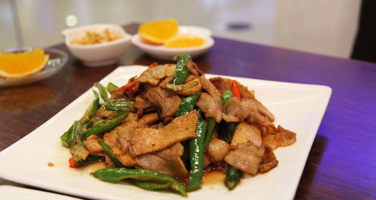 Nahaufnahme eines scharfen Fleischgerichts mit Gemüse.