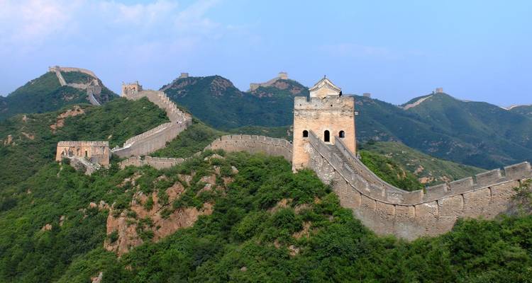 Die Chinesische Mauer schlängelt sich durch üppiges Grün.