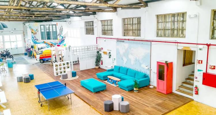 Geräumiger Innenbereich für Freizeitaktivitäten mit Tischtennisplatte.