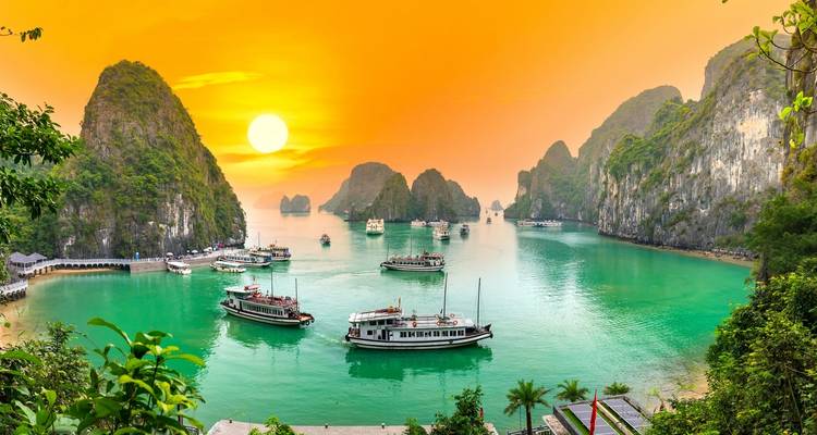 Zonsondergang boven Ha Long Baai met boten