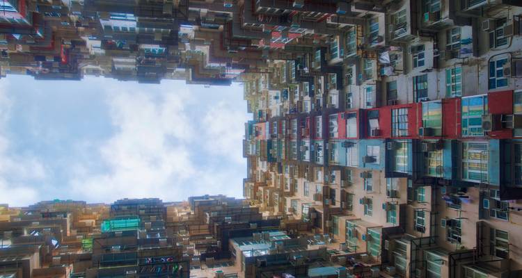 Grands immeubles résidentiels avec vue sur le ciel à Hong Kong.