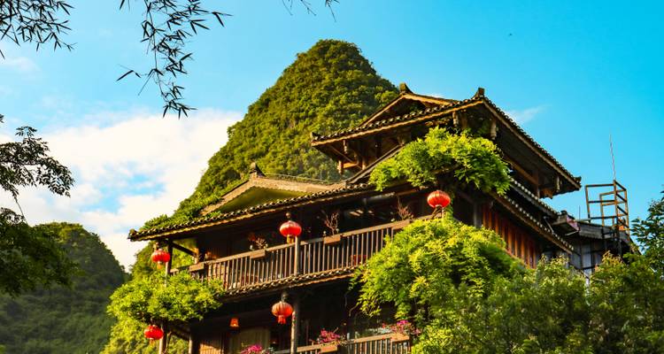 Un bâtiment traditionnel chinois entouré de verdure à Yangshuo.