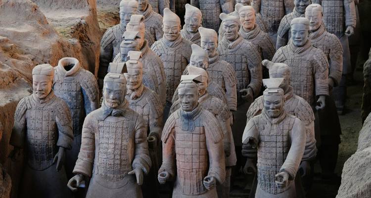 Terracotta Leger soldaten op een archeologische opgravingsplaats.