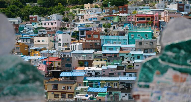 Les maisons colorées du village culturel de Gamcheon sur les pentes créant une mosaïque vibrante.