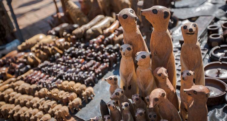 Figuritas de suricata talladas a mano alineadas para la venta en un mercado al aire libre