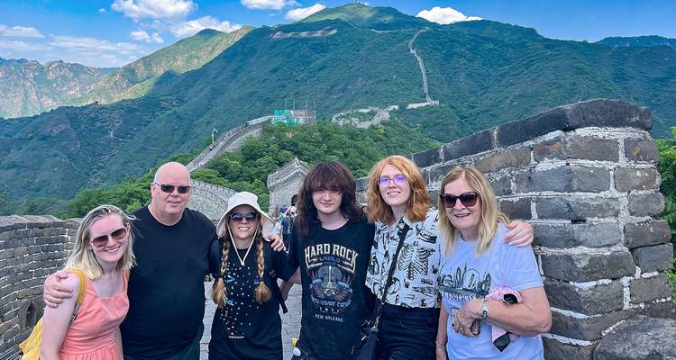 Familie poseert op de Chinese Muur.