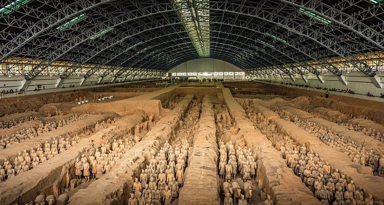 Vue panoramique à l'intérieur de la principale salle de fouilles de l'Armée de Terre Cuite remplie de milliers de soldats en argile.