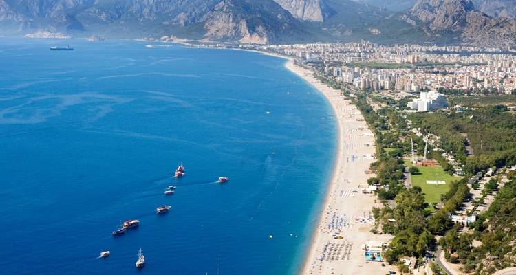 Panorama aéreo de la costa mediterránea de Antalya con sus amplias vistas, el paisaje urbano y las aguas turquesas.