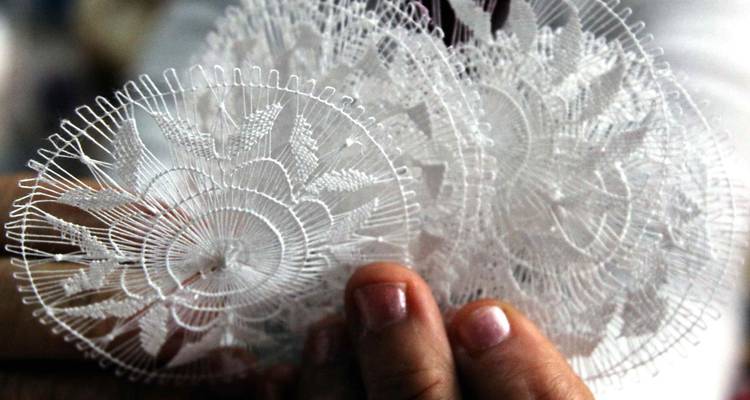 Nahaufnahme von kunstvoller handgemachter Spitzenarbeit.