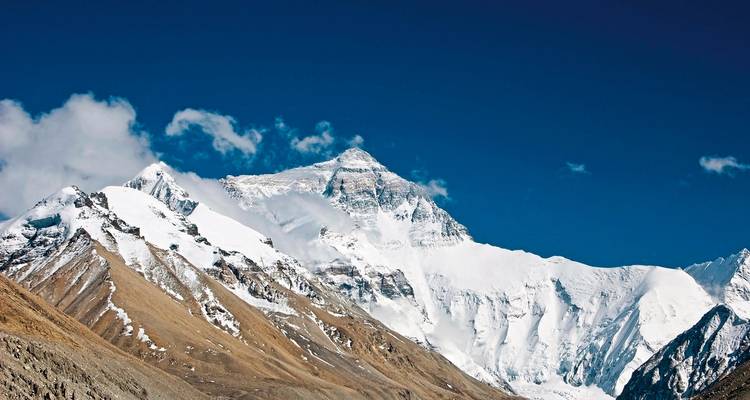 Sommet de montagne enneigé avec un ciel bleu clair.